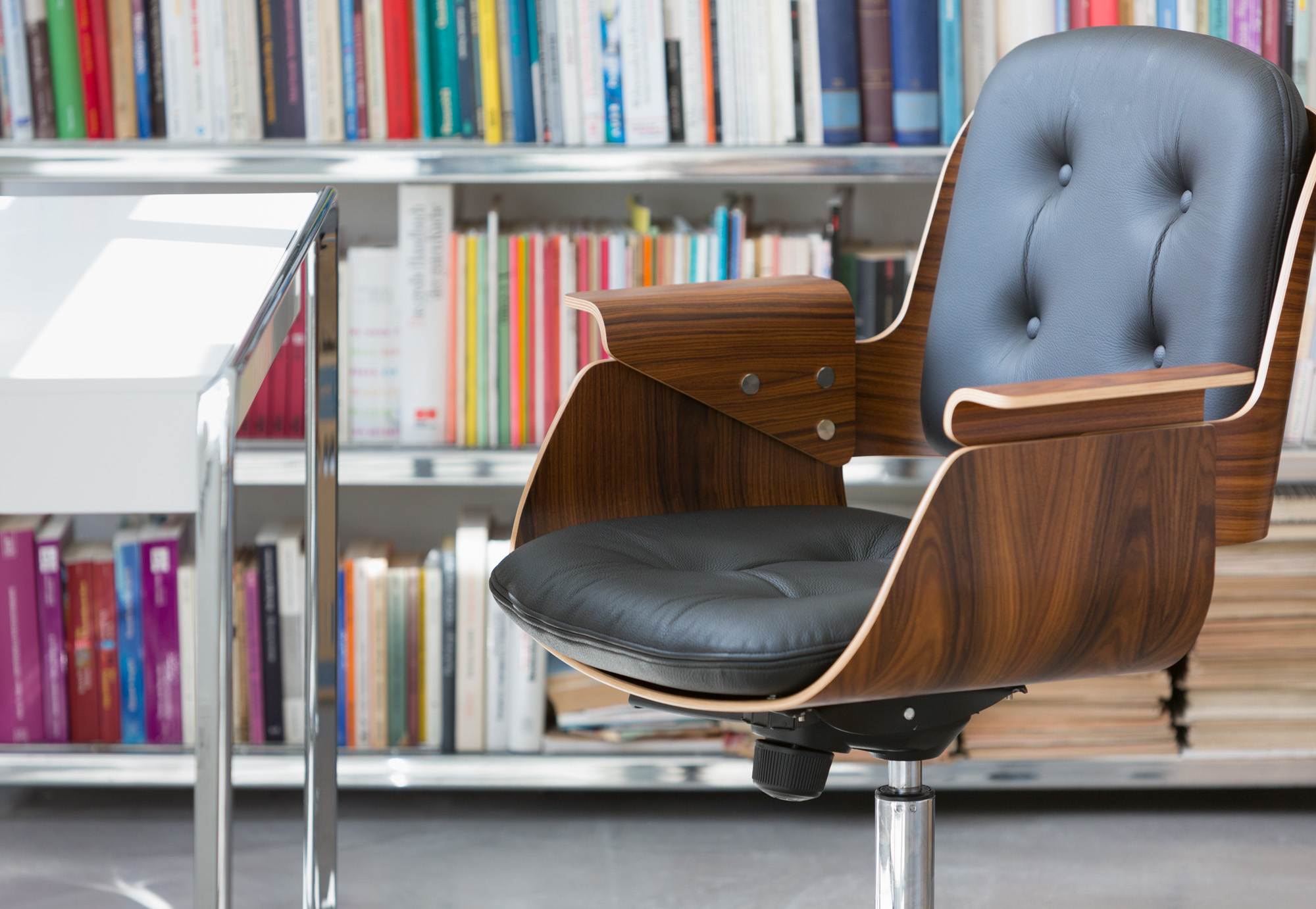 D49 Tecta Schreibtischstuhl aus Leder mit Holzschale und Knopfheftung, Bürostuhl für stilvolles Arbeiten.