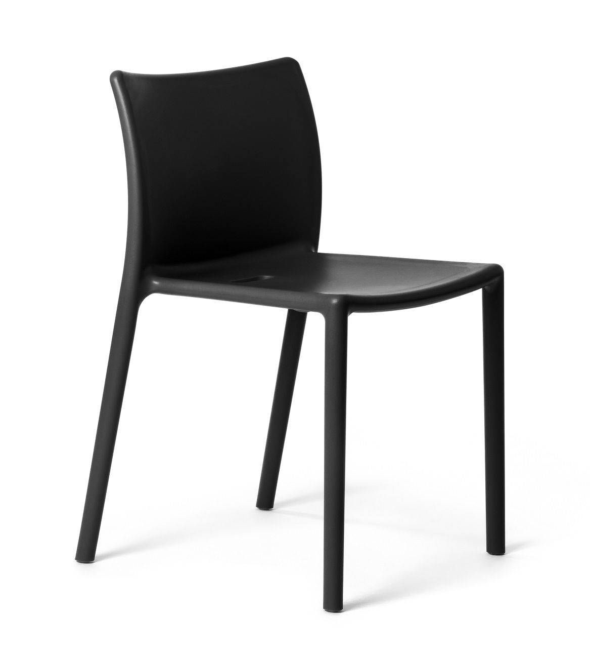 Schwarzer Air Chair von Magis, ein moderner Stuhl für drinnen und draußen.