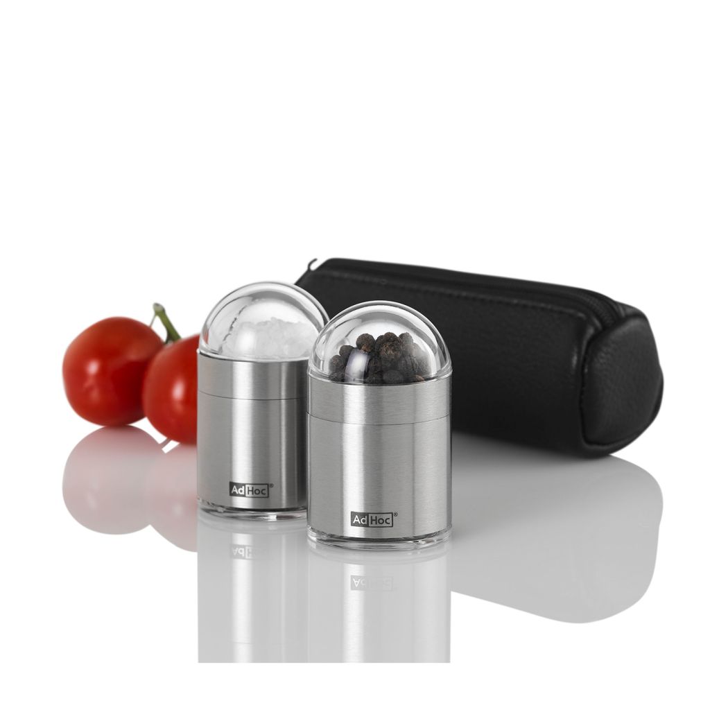 AdHoc PEKNICK ToGo Set: Silberne Pfeffer- und Salzmühle mit Etui und Tomaten.