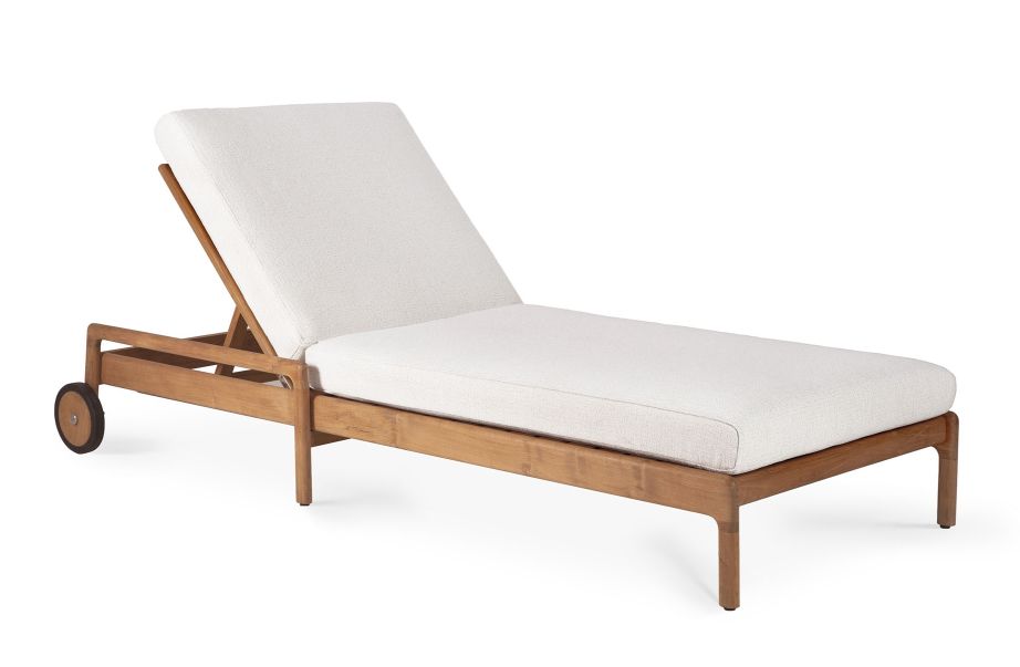 Ethnicraft Jack Outdoor Liege mit bequemen, weißen Kissen und Teakholz-Rahmen für Garten oder Terrasse.