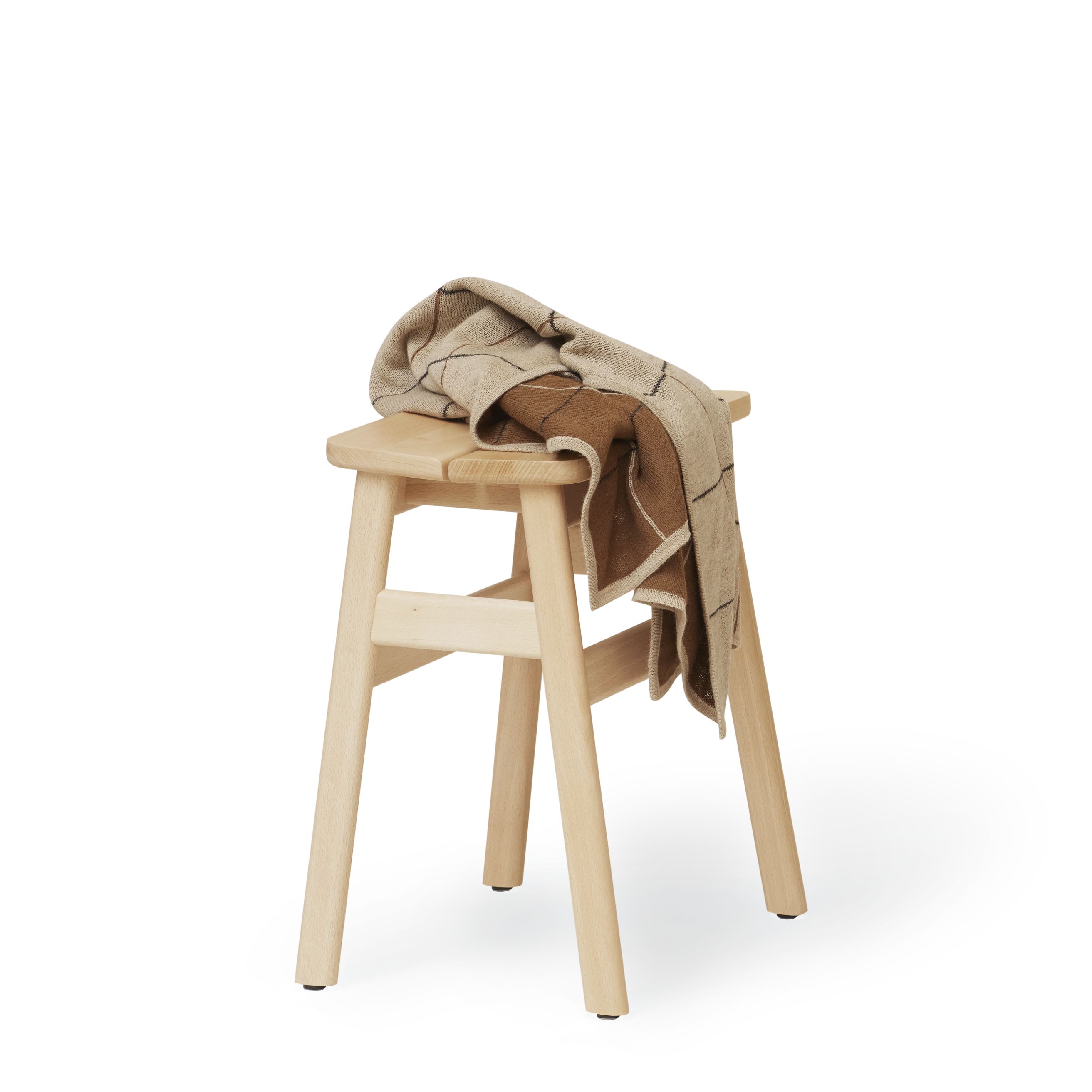 Angle Standard Hocker von Form & Refine aus hellem Holz mit Decke.