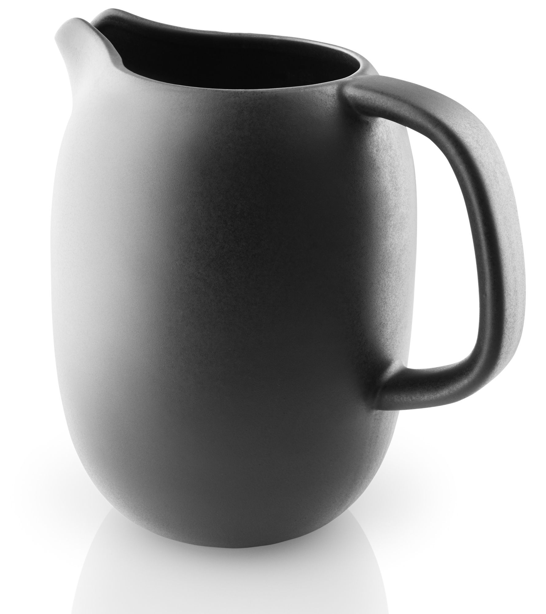 Schwarze Nordic Kitchen Kanne von Eva Solo, 1 Liter, mit Henkel und Ausgießer.