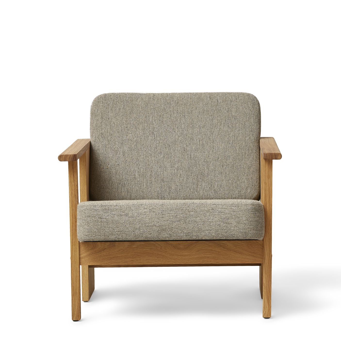 Block Lounge Chair Sessel von Form & Refine mit Hallingdal Bezug, Holzrahmen, Frontansicht.