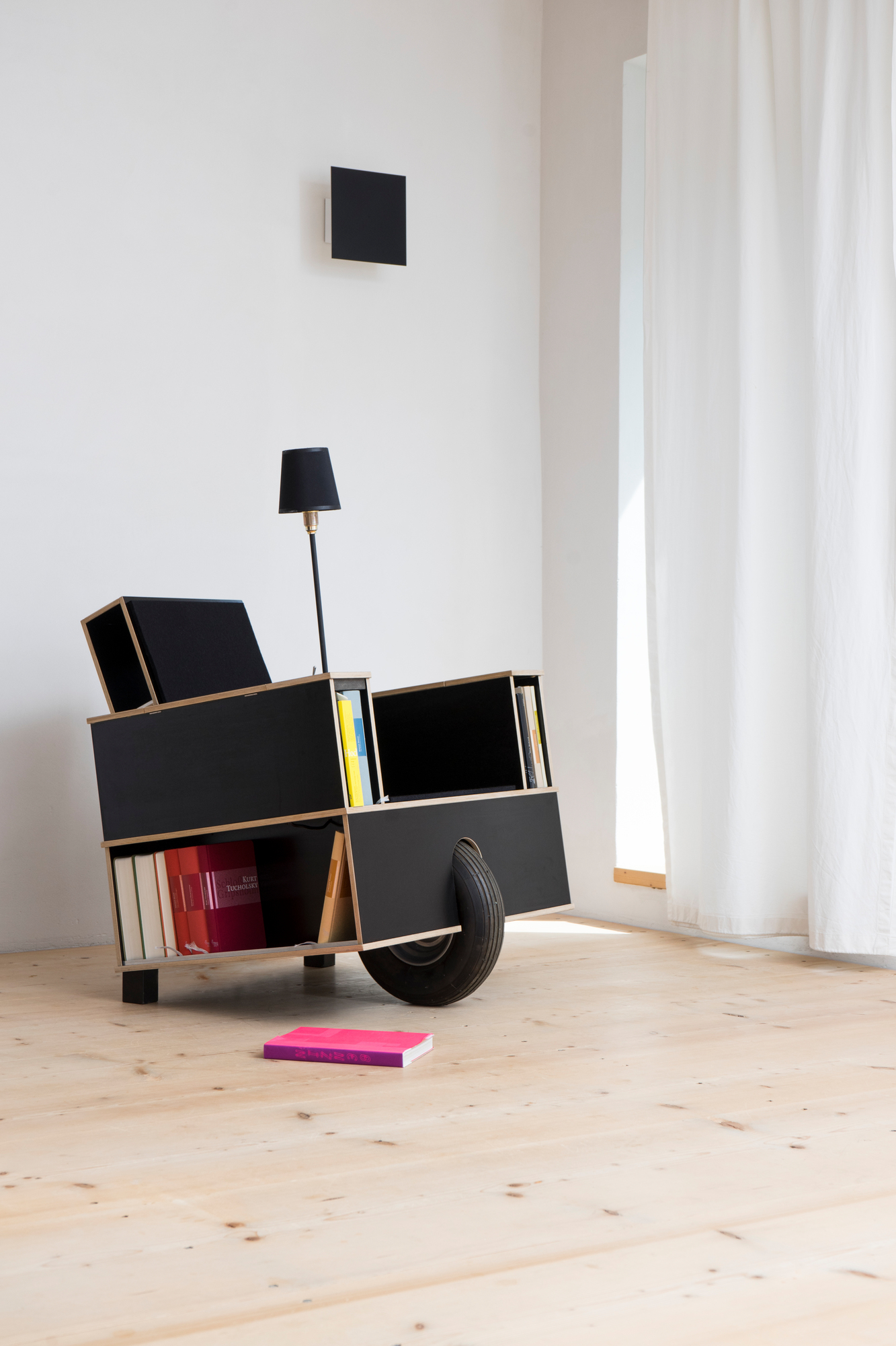 Bookinist Lesesessel von Nils Holger Moormann: Mobiler Sessel mit Bücherregalen und Leselampe.