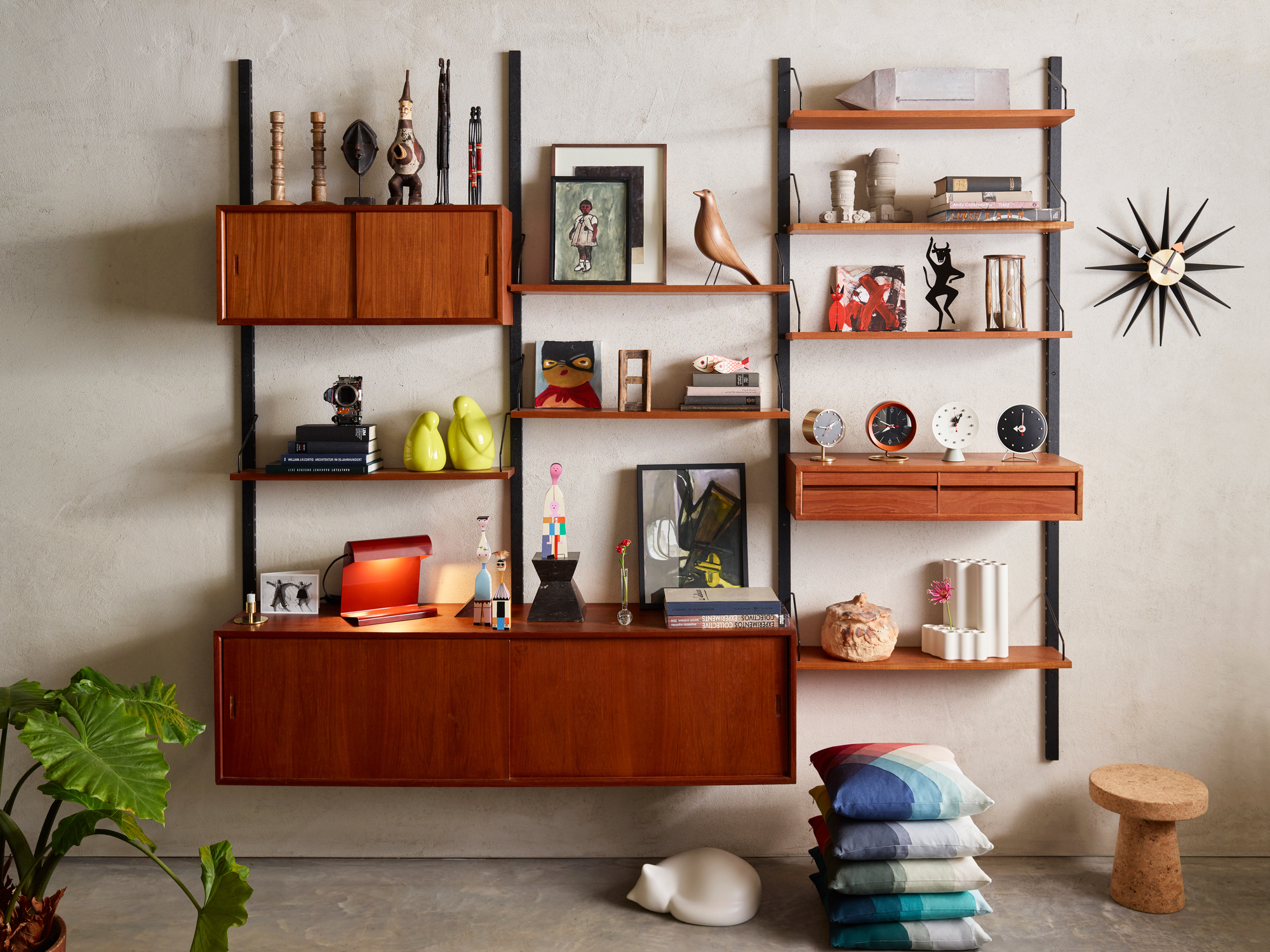 Rote Tischleuchte auf Holzregal, Vitra-Design, Schreibtischlampe für Büro und Wohnzimmer.