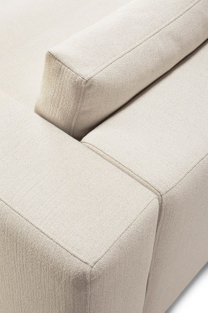 Detailaufnahme Mellow Sofa in Off White Eco Stoff, linke Armlehne, hochwertige Wohnzimmermöbel.