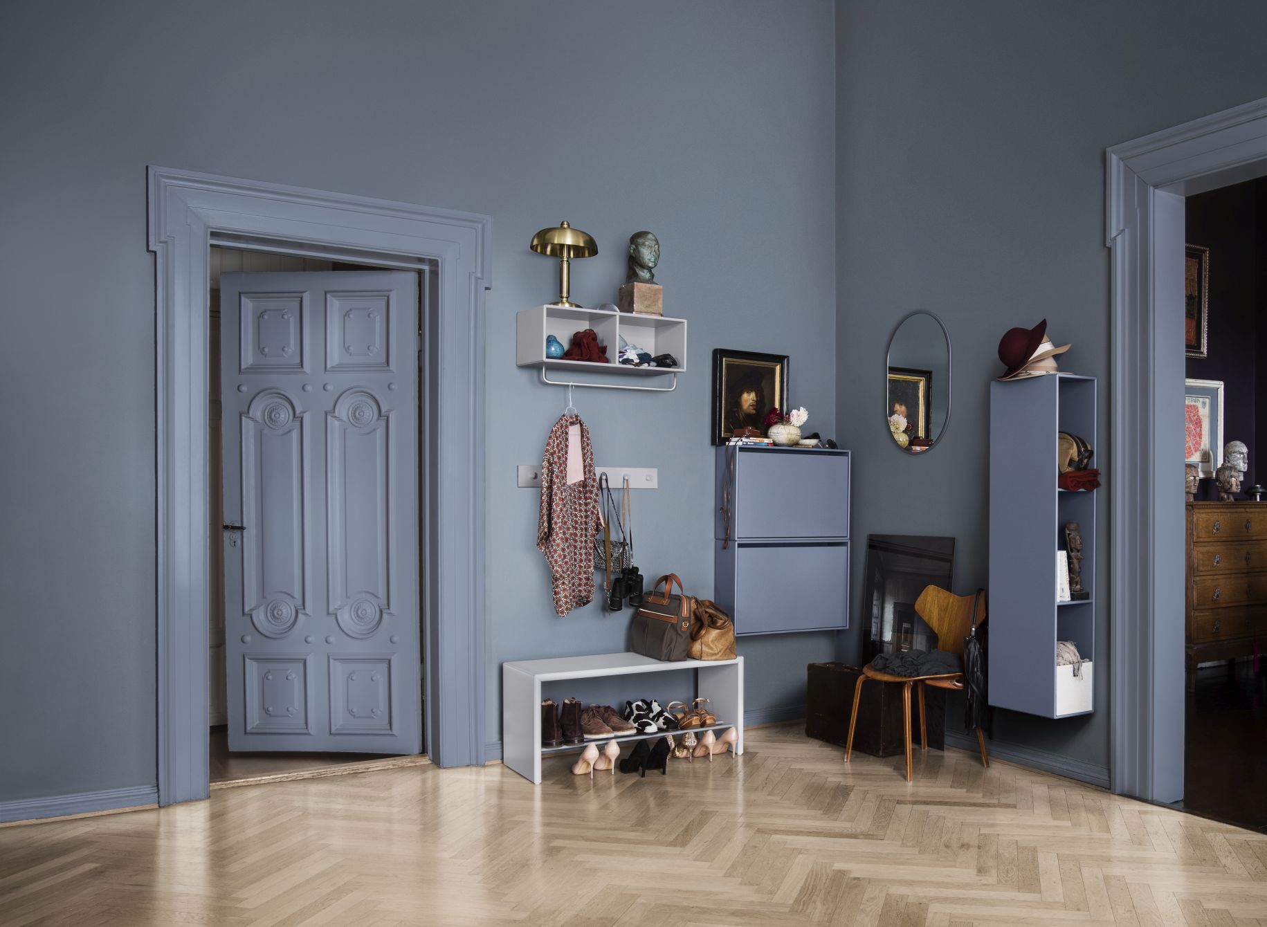 Eingangsbereich mit Hall Montsk Schuhbank, weiß, mit Schuhen. Garderobe und Stauraum in blau.