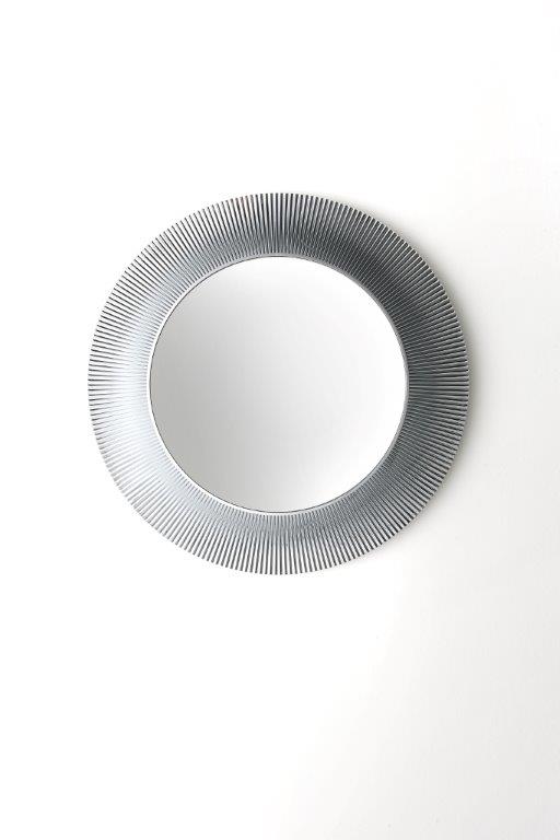 Runder, silberfarbener All Saints Spiegel von Kartell mit geripptem Rahmen für Wanddekoration.