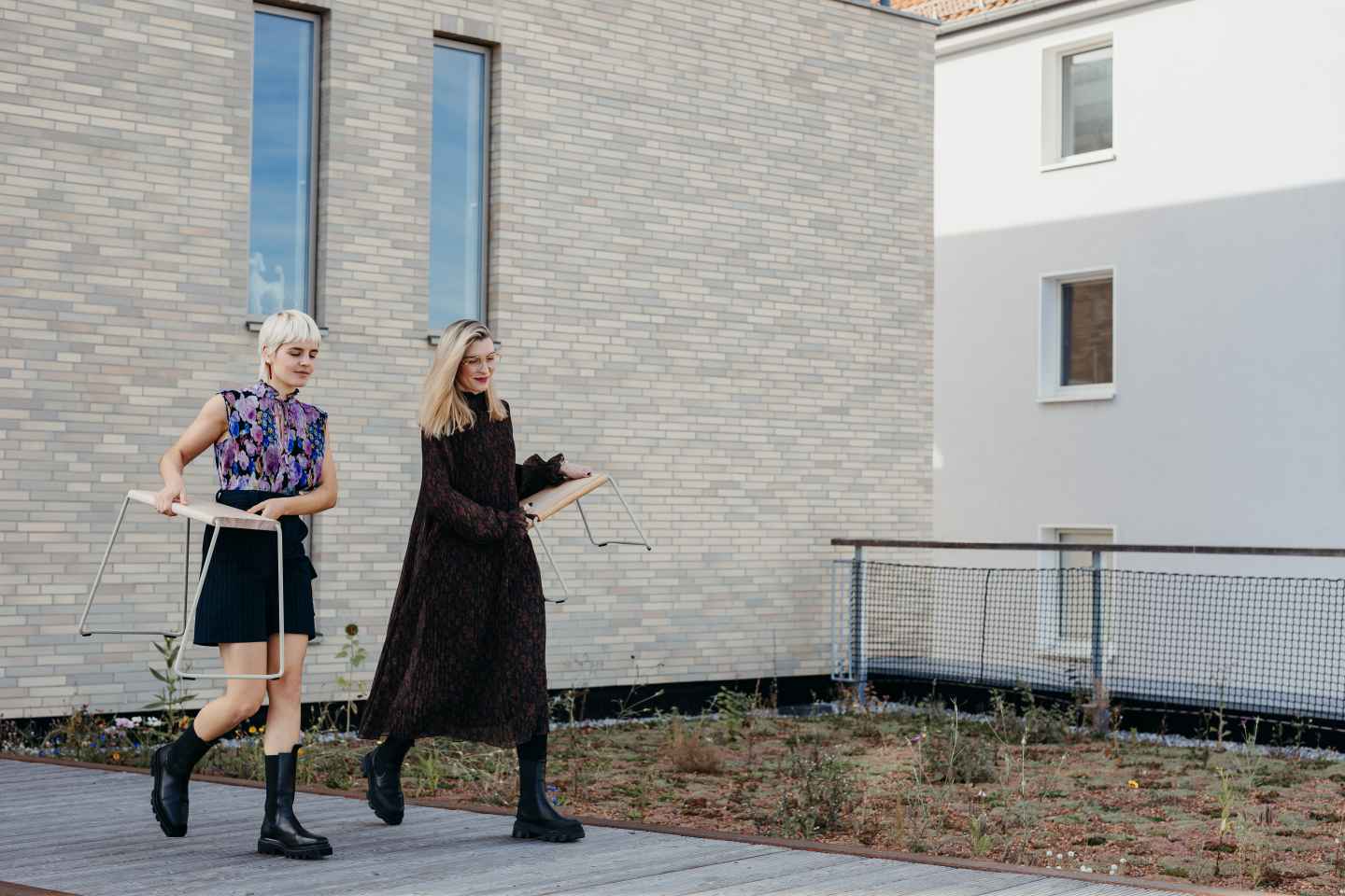 Zwei Frauen tragen den modernen D:002 Beistelltisch Ultraviolett Fuchs & Habicht im Außenbereich.