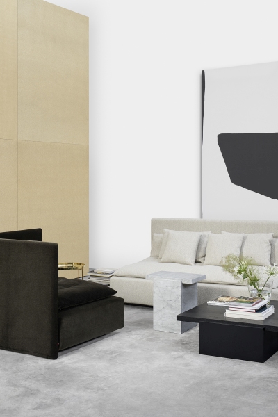 Wohnzimmer-Szene mit e15 DT02 Tore Small Beistelltisch aus Marmor neben einem Sofa.