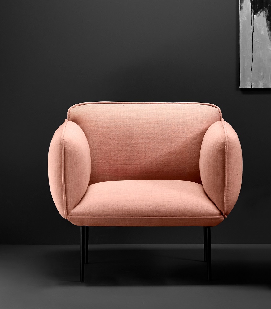 Nakki Sessel von Woud: Rosa Stoffbezug, schwarze Metallbeine, modernes Design für Wohnzimmer und Büro.