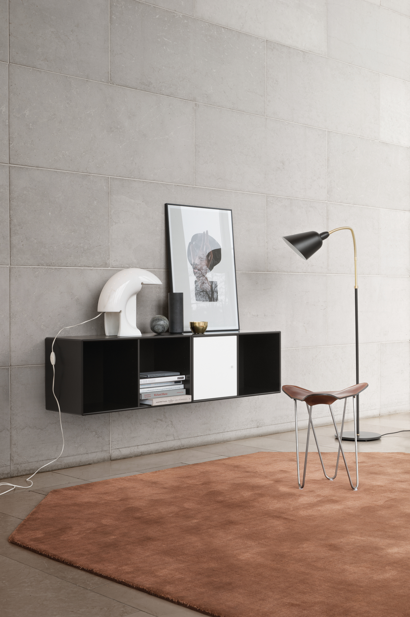 Modernes Wohnzimmer mit schwarzem Montana LINE Wandregal und Deko-Elementen.