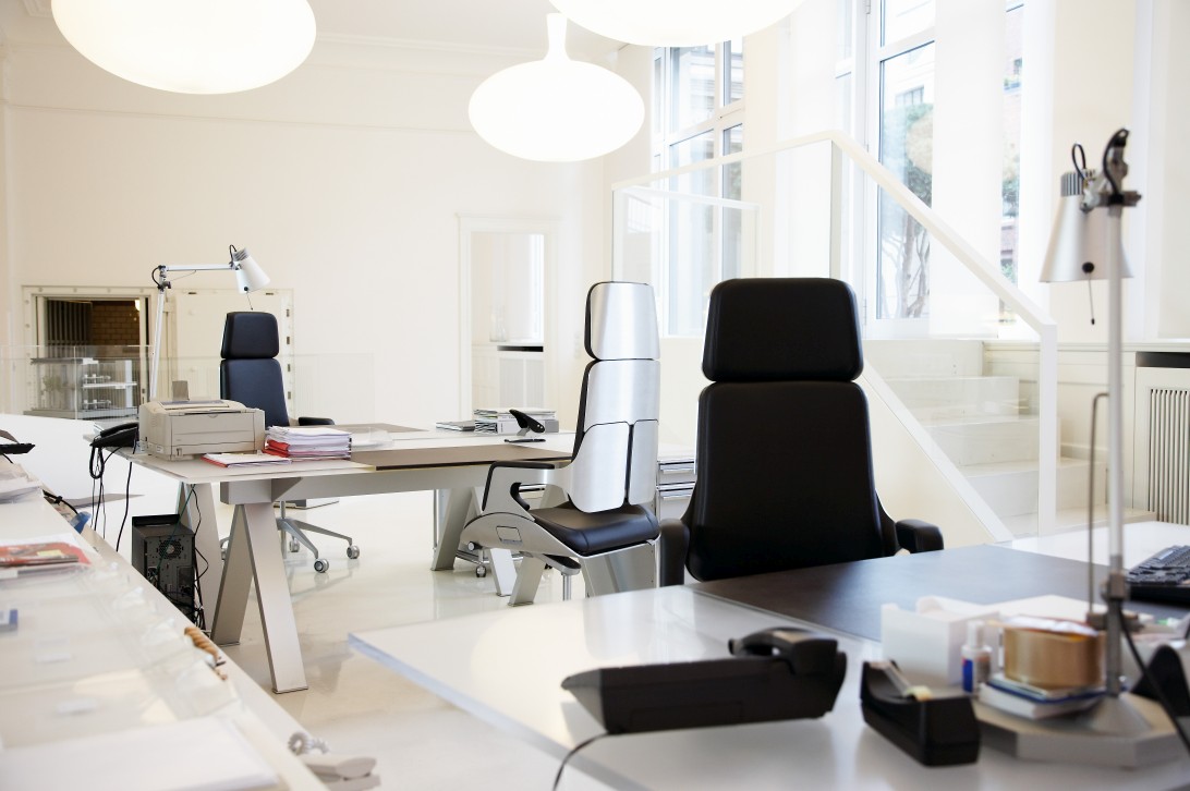 Büro mit Interstuhl Silver Bürodrehstuhl, ergonomischer Schreibtischstuhl in Silber und Schwarz für modernes Bürodesign.