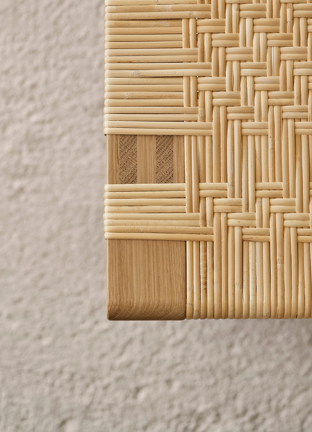 Detailaufnahme der Borge Mogensen Tischbank von Carl Hansen mit geflochtenem Rattan.