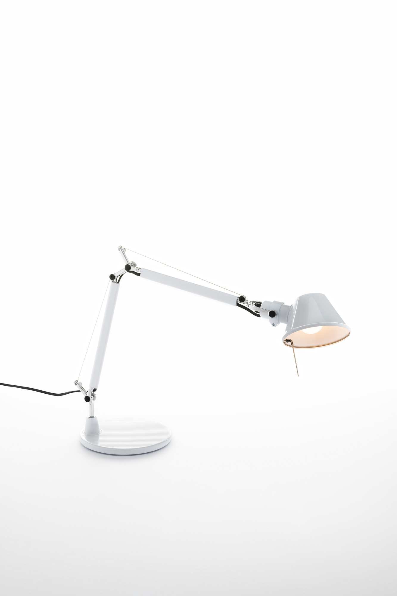 Weiße Tolomeo Micro Tischleuchte von Artemide mit verstellbarem Arm und rundem Fuß für Schreibtischbeleuchtung.