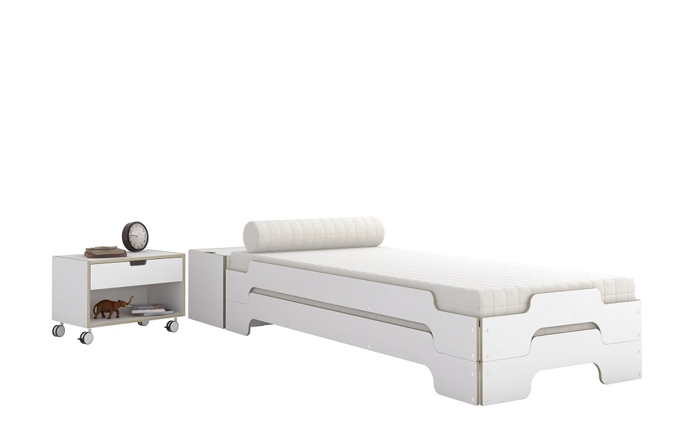 Weißer Modular Nachttisch von Müller Möbelwerkstätten mit Schublade und Rollen neben passendem Bett.