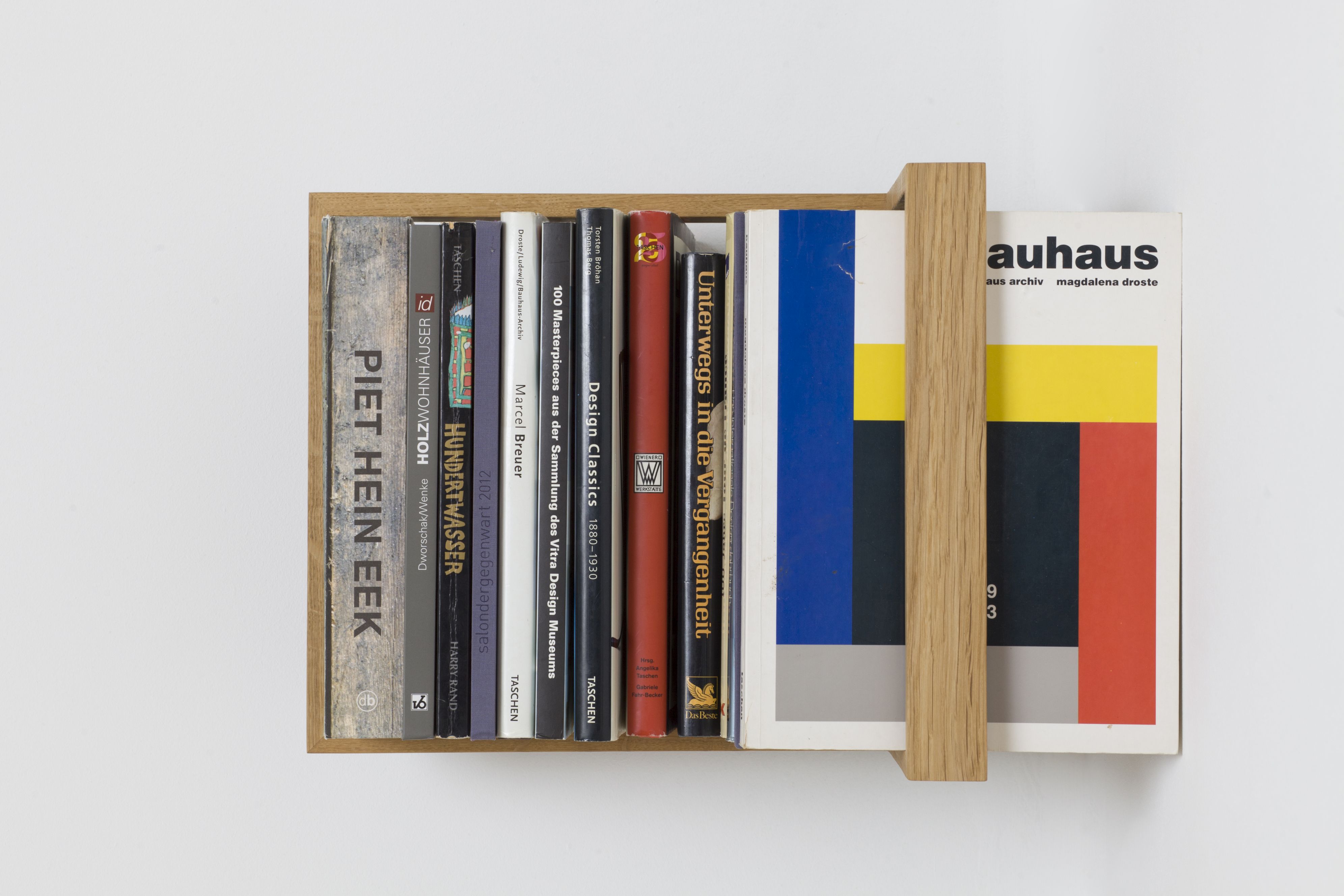 Nahaufnahme des Regal b-eck3 aus Eiche mit Büchern, modernes Wandregal für Wohnzimmer oder Büro.