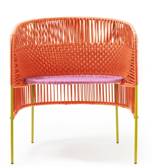 Caribe Lounge Chair, ein orangefarbener Outdoor Sessel mit rosa Sitzfläche und gelben Beinen.