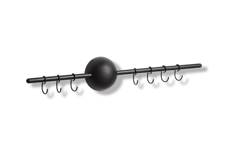 Schwarze Hoop Rack Wandgarderobe von Woud mit Haken für Jacken und Accessoires.