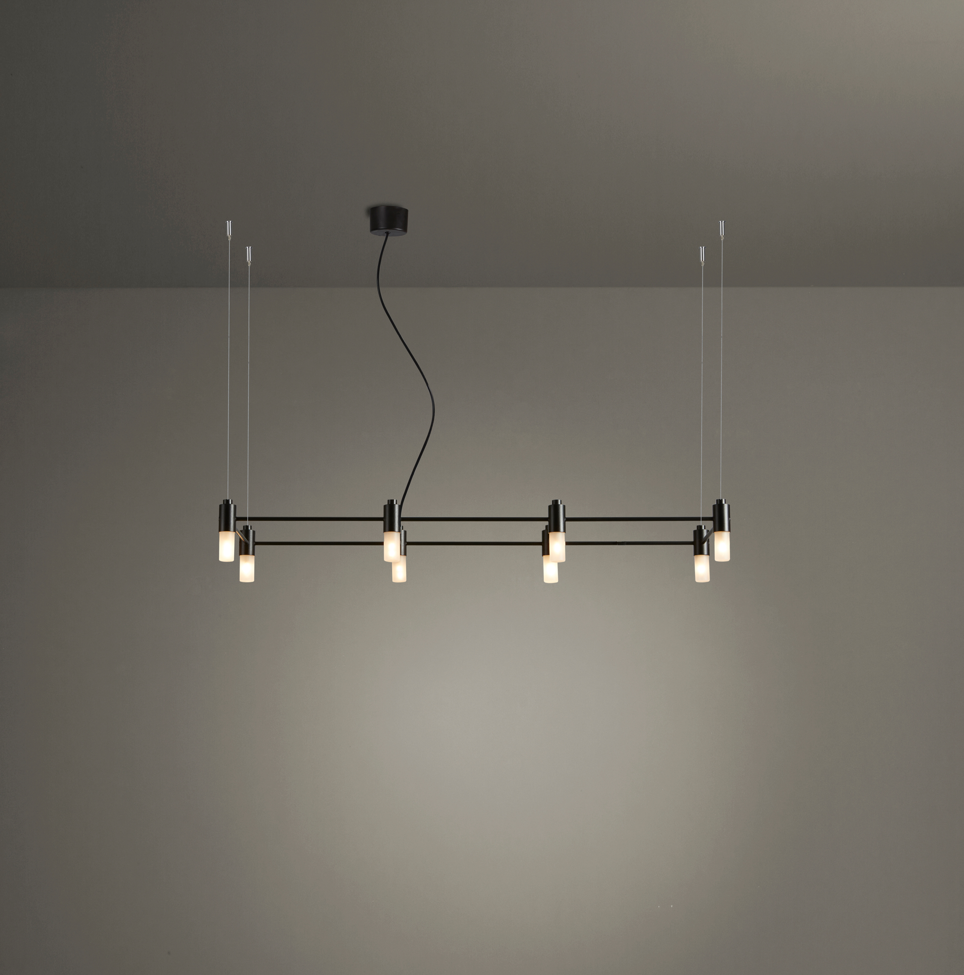 Moderne Quadrante Pendelleuchte von Tooy mit schwarzem Gestell und zylindrischen Lampenschirmen.