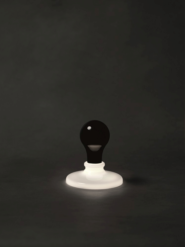 Foscarini Light Bulb Tavolo LED Tischleuchte mit schwarzem Lampenschirm und leuchtendem Sockel.