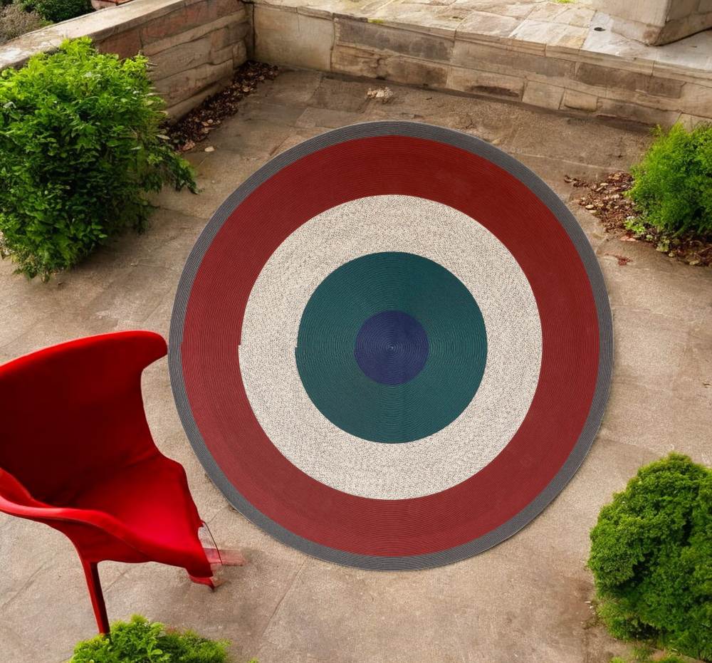 Runder Outdoor Teppich "Circus" von Cassina, Durchmesser 300 cm, bordeauxrot mit grauem Rand.