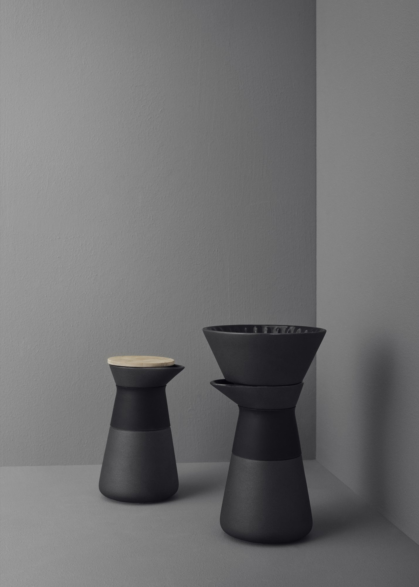 Schwarze Theo Kaffeefilterkanne von Stelton, Keramik mit Bambusdeckel, für Filterkaffee, modernes Design, minimalistisch.