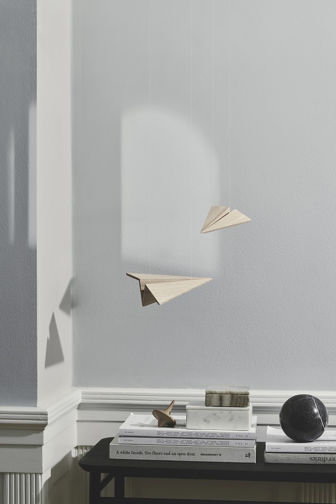 Maverick Paperplane Holzfigur: Schwebende Papierflugzeuge aus geräucherter Eiche, moderne Dekoration für Kinderzimmer und Wohnraum.