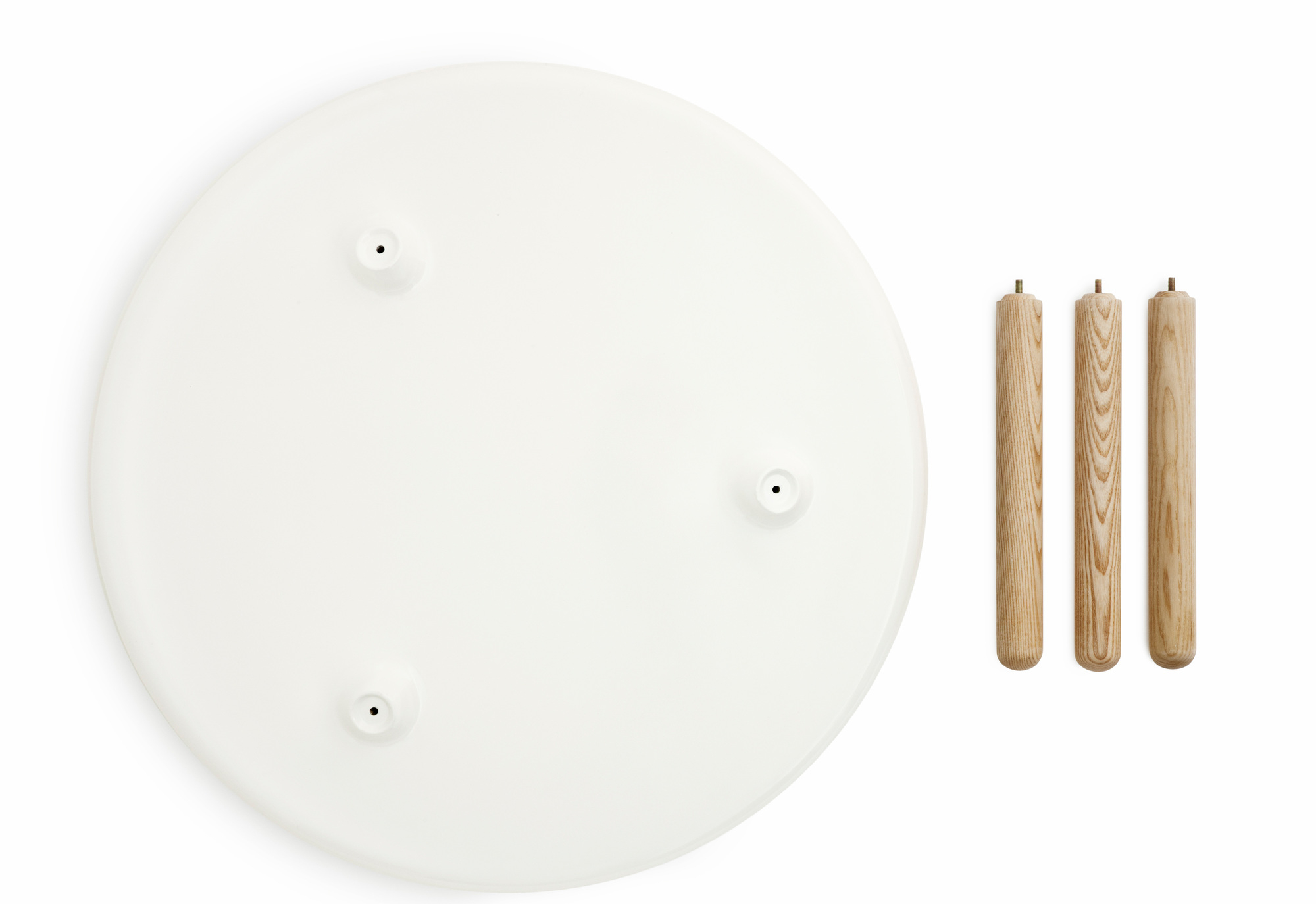 Tablo Table Small Beistelltisch von Normann Copenhagen in Weiß, mit Holzbeinen zur Selbstmontage.