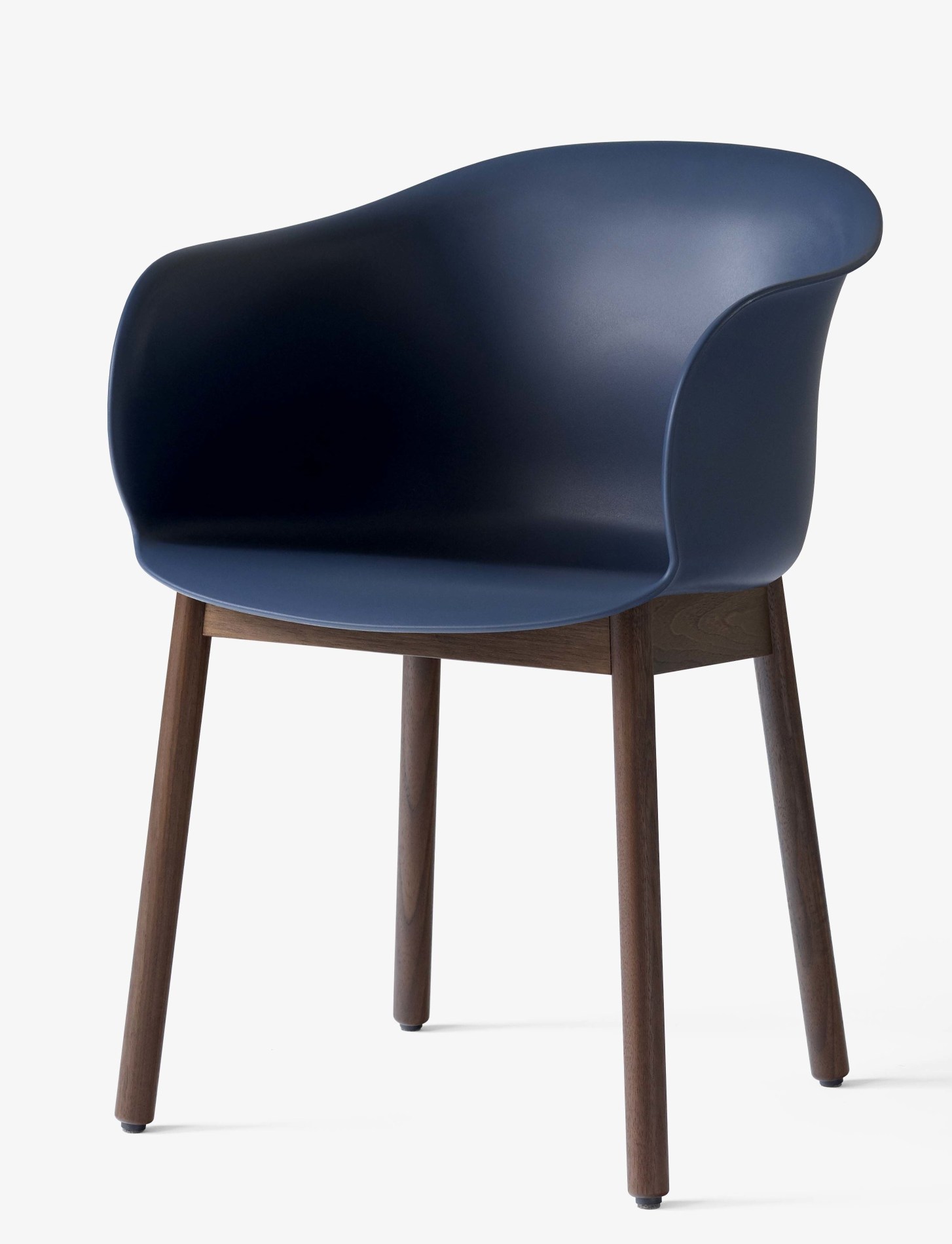 Blauer Elefy Lounge Chair von AndTradition mit Holzgestell, moderner Sessel für Wohnzimmer.
