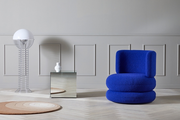 Blauer Easy Chair Sessel von Verpan mit Bouclé-Bezug im modernen Wohnzimmer. Design Sessel für stilvolles Wohnen.