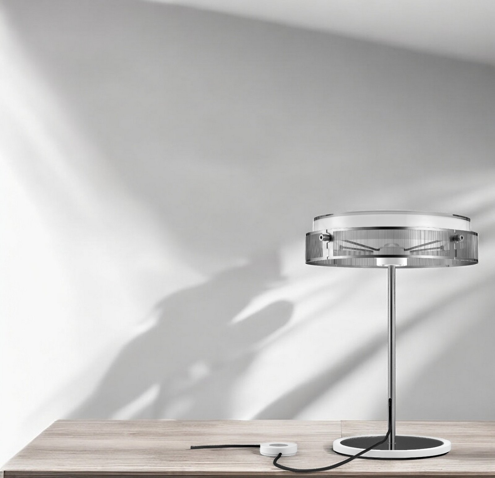 Anima Tischleuchte Lumina in Mattweiß auf Holztisch, minimalistisches Design für Wohnzimmer und Schlafzimmer.