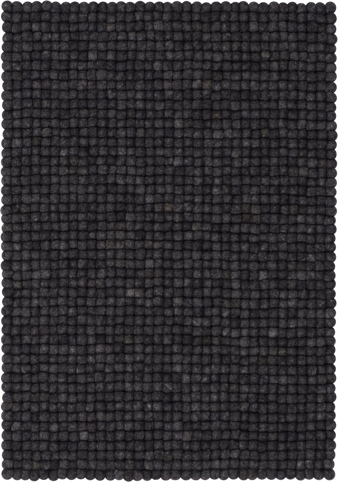 Detailansicht des grauen Filzkugel Teppichs 120x170 cm, Modell Hugo von Myfelt.