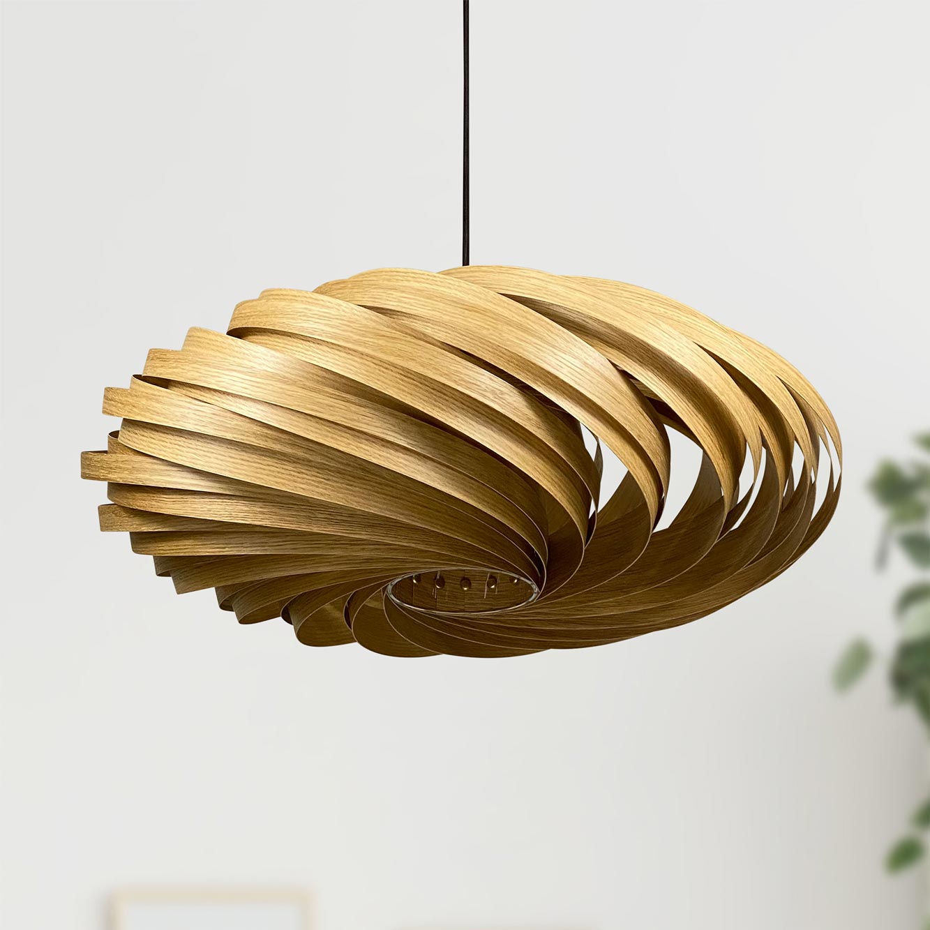 Veneria Hängeleuchte: Moderne Pendelleuchte aus Eichenholz, spiralförmiges Design, ideal für Wohnzimmer und Esszimmer.