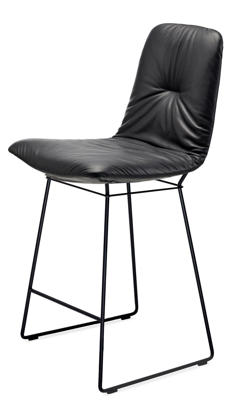 Schwarzer Leya Kitchenstool Barhocker von Freifrau Manufaktur mit Lederbezug und filigranem Metallgestell.