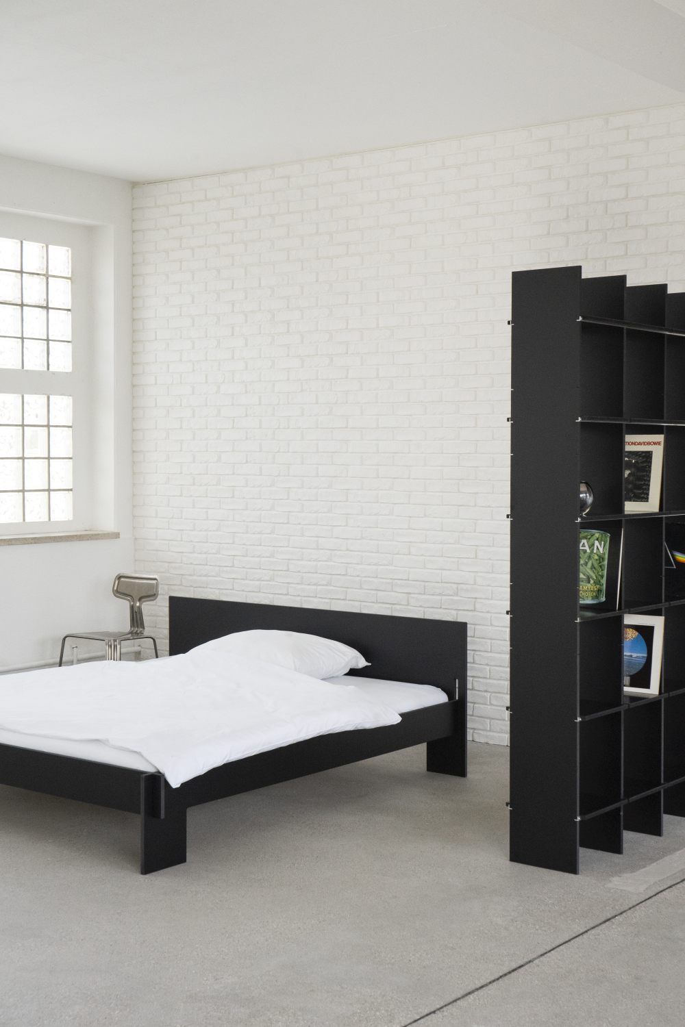 Schlichtes, schwarzes Siebenschläfer Bett mit Kopfteil von Moormann, Größe 160x200 cm, MDF Natur. Modernes Schlafzimmer Design.