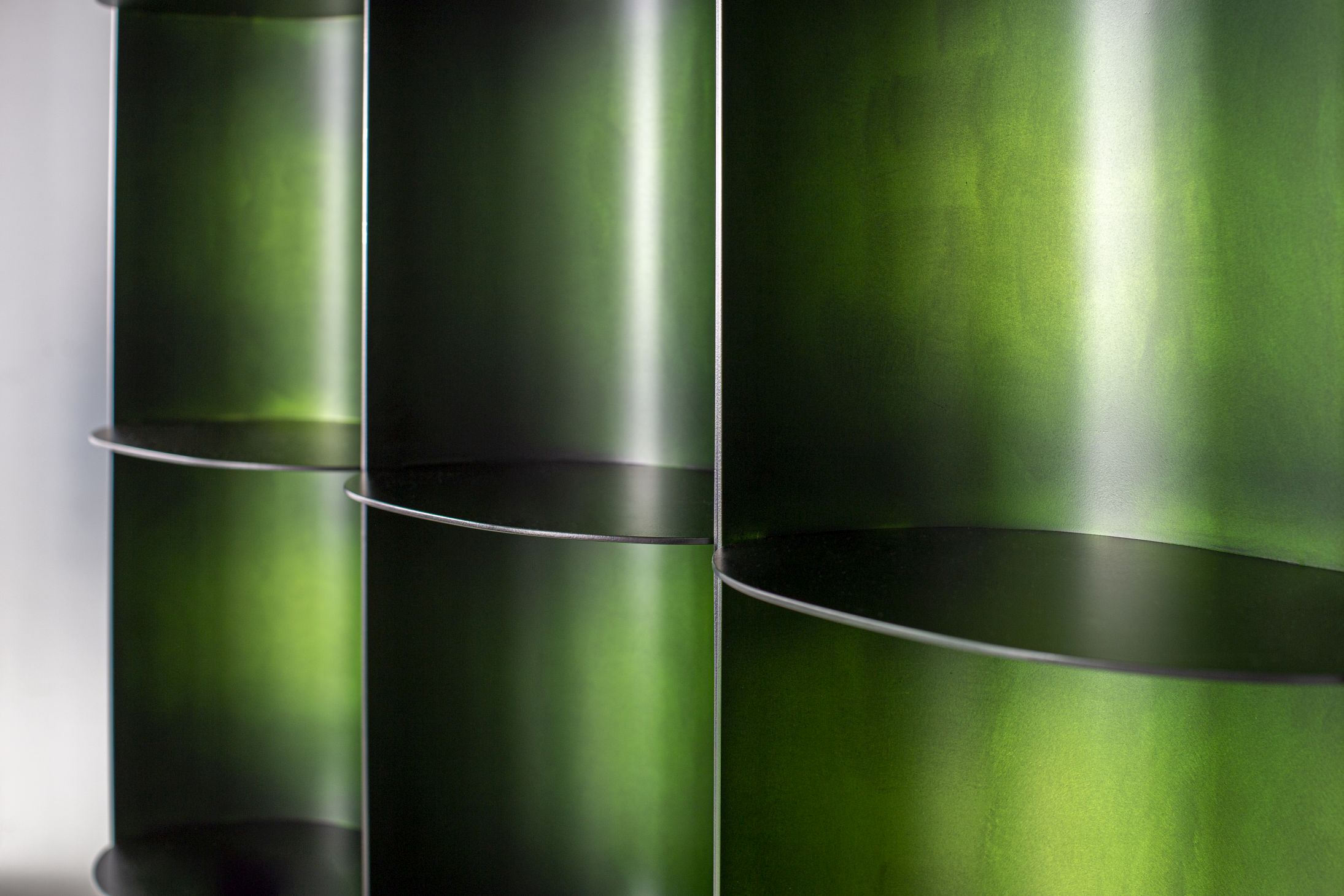 Detailaufnahme des Como Regal in Medium Fango Grün von Pulpo, modernes Designregal.