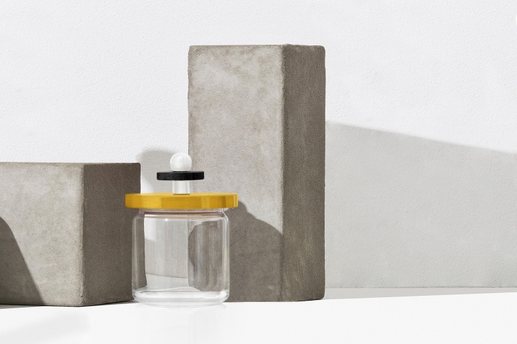 Alessi Küchendose ES16/75, transparent mit gelbem Deckel und schwarz-weißem Knauf. Vorratsdose für die Küche.