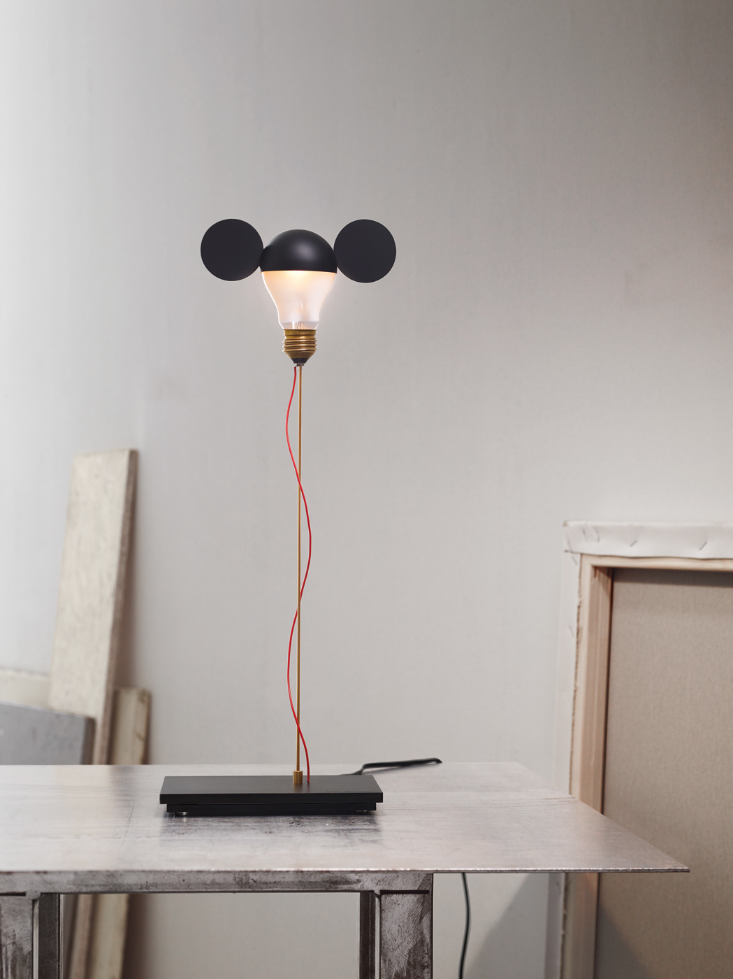 I Ricchi Poveri Toto Tischleuchte von Ingo Maurer: Glühbirnenlampe mit schwarzen Kreisen. Design Lampe.