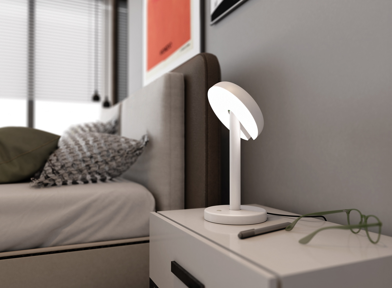 Cabriolette Tischleuchte von Martinelli Luce, moderne Nachttischlampe in Weiß auf einem Nachttisch.