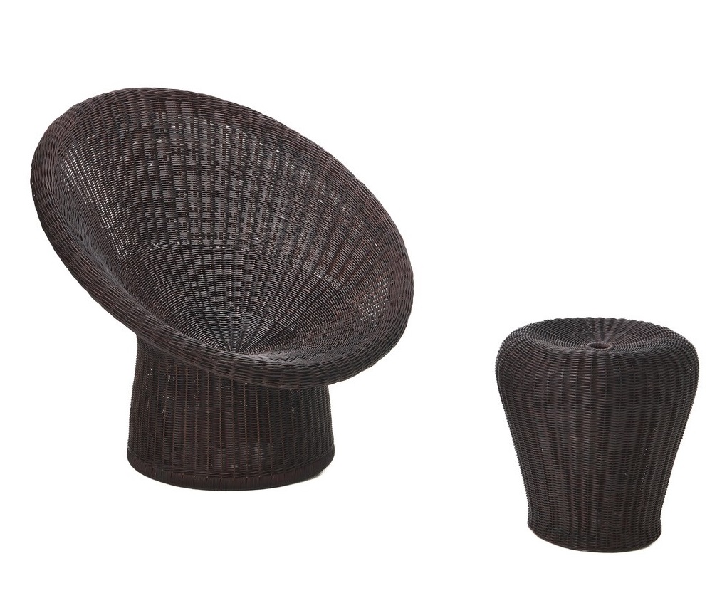 Brauner E10 Rattansessel von Richard Lampert mit passendem Hocker, geflochtenes Design.