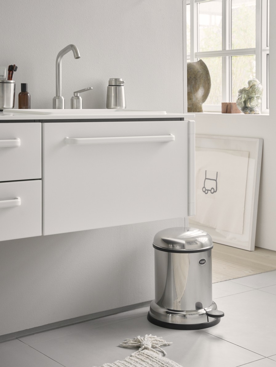 Modernes Badezimmer mit Vipp Zahnbürstenhalter aus Edelstahl, passend zu Armatur und Seifenspender, für stilvolle Badaccessoires.