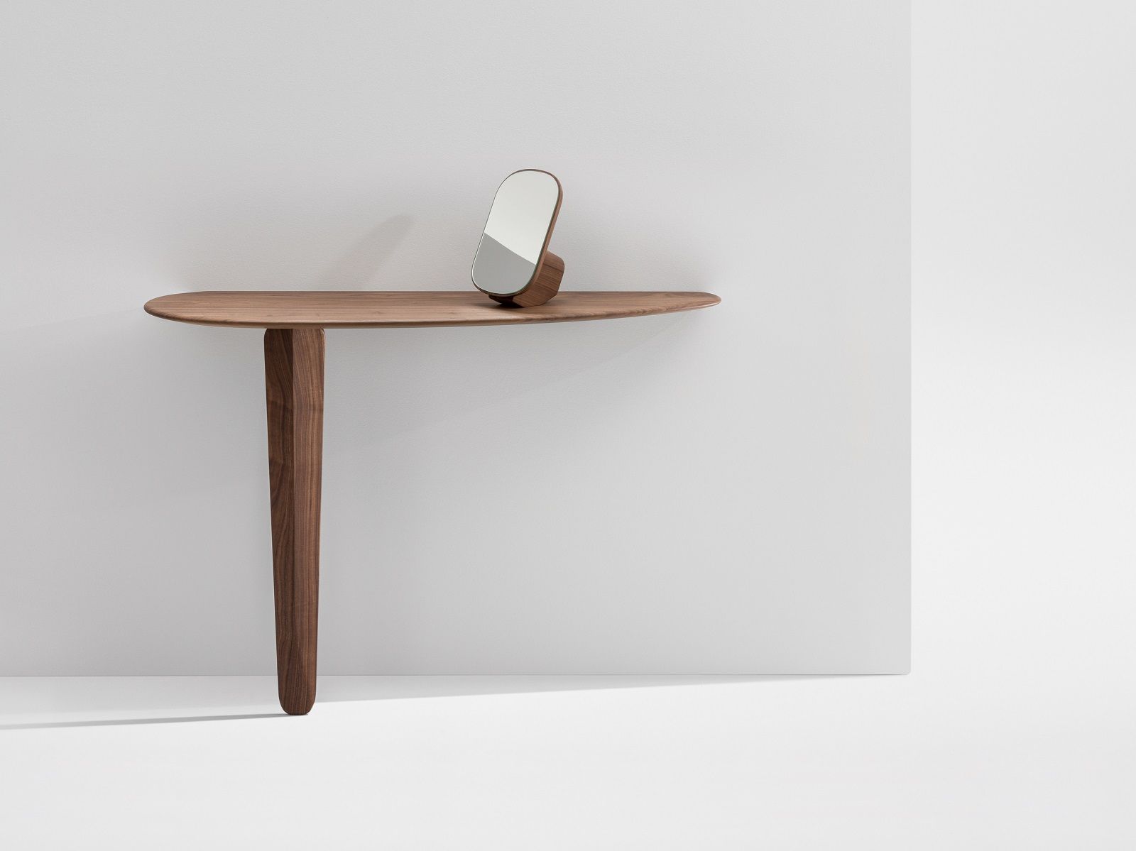 Kuyu Console: Asymmetrischer Konsoltisch aus Holz mit Spiegel, minimalistisches Design für Flur oder Wohnzimmer.