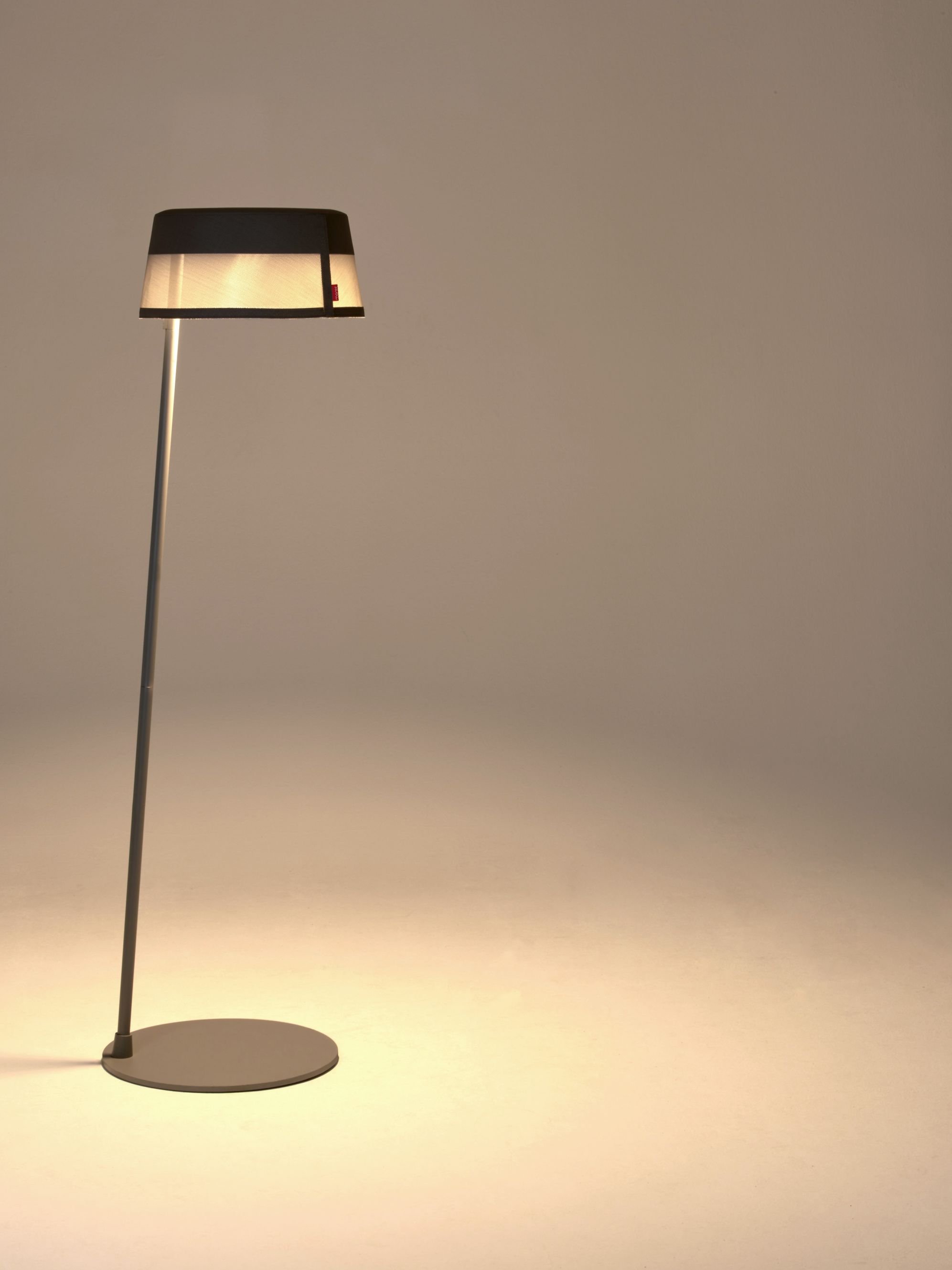 ISA-BELLE Solarleuchte: Moderne Stehleuchte mit Schirm, ideal als Solar-Bogenleuchte für Garten und Terrasse.