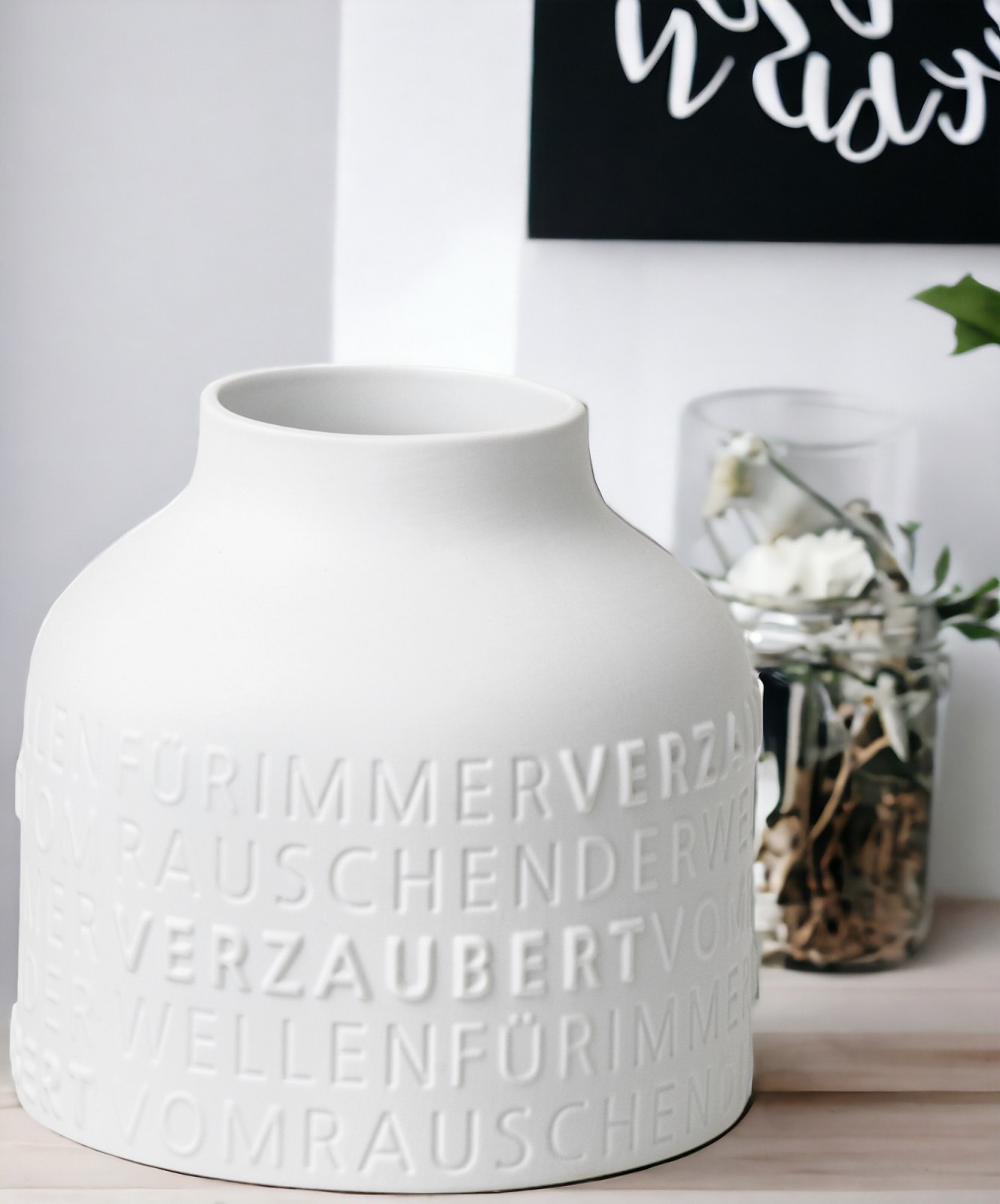 Nahaufnahme der weißen Räder Vase "Für immer verzaubert", ein dekoratives Einzelstück für stilvolle Wohnraumgestaltung.