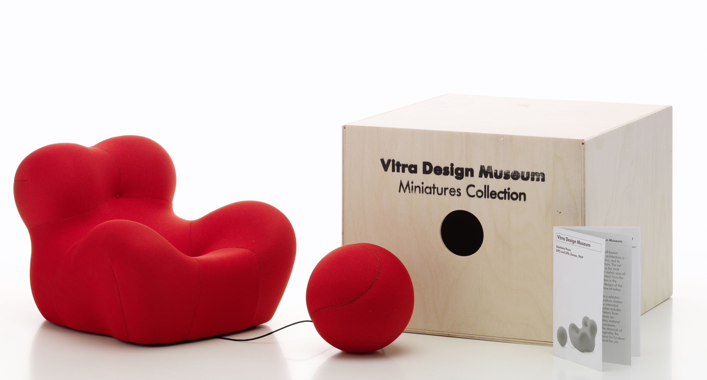 Roter La Mamma Sessel als Miniatur von Vitra, mit Hocker und Holzkiste.