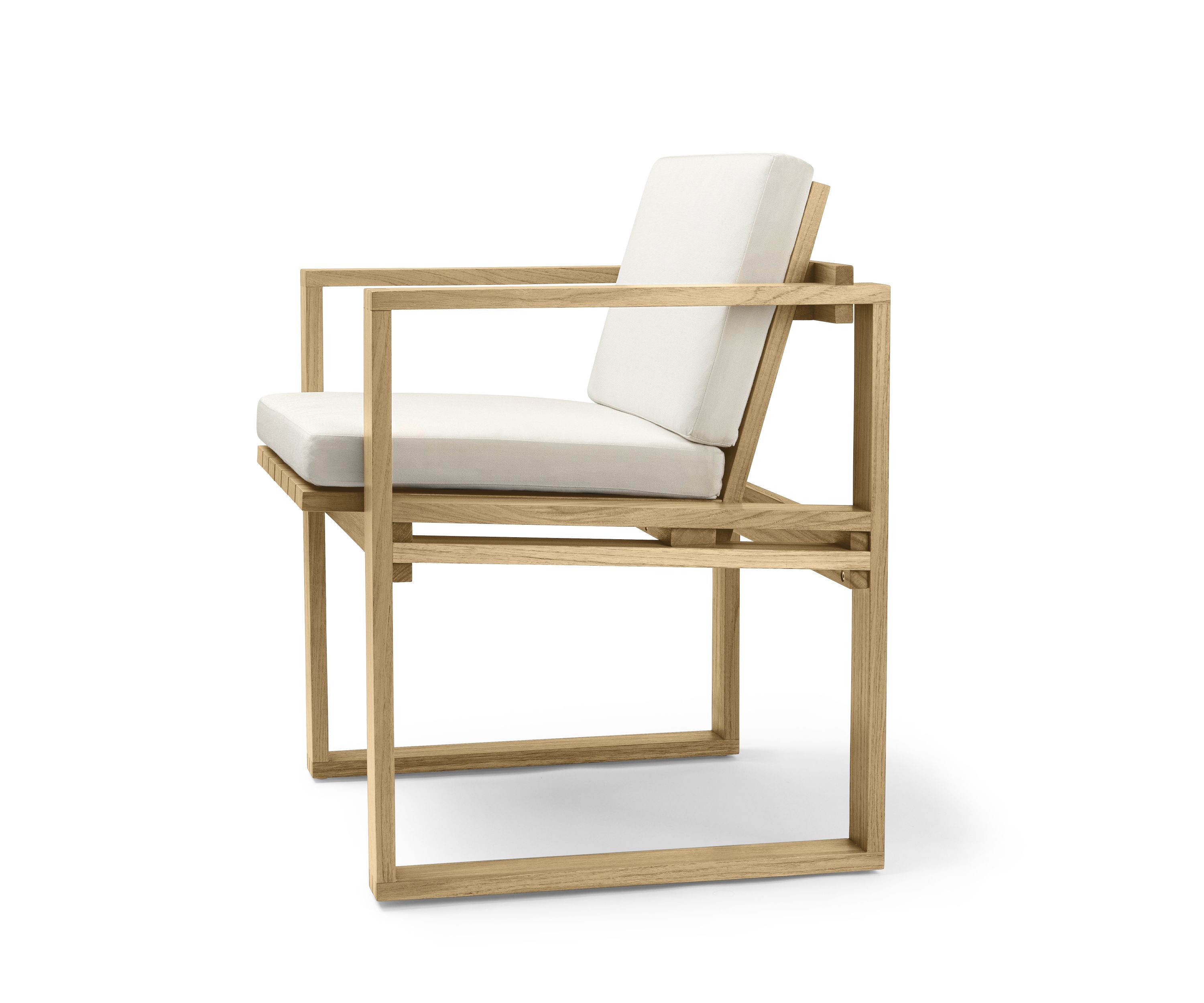 Bodil Kjaer Outdoorstuhl mit bequemen, weißen Sitzkissen für optimalen Komfort im Freien.