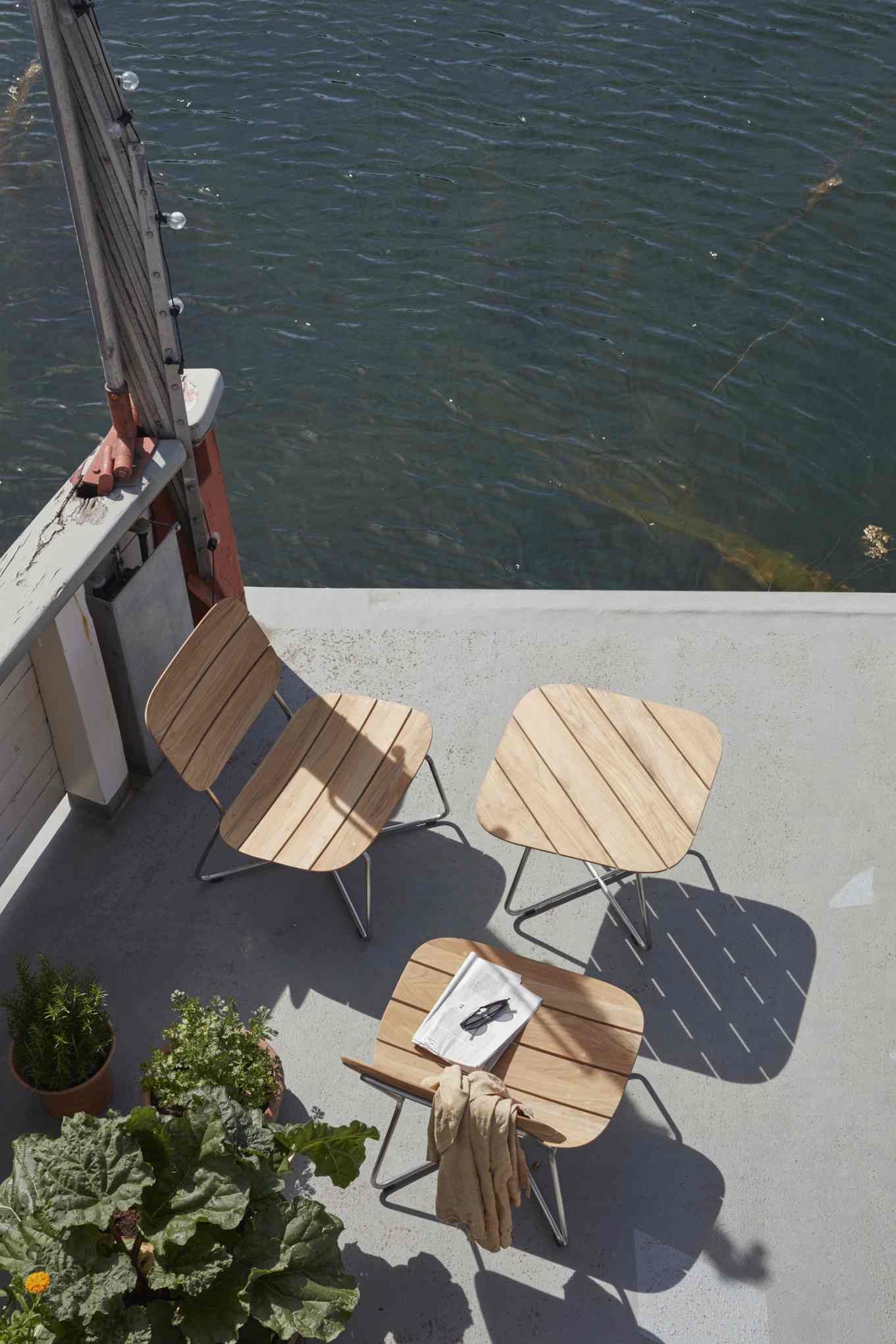 Lilium Lounge Table von Skagerak: Outdoor Tisch aus Teakholz mit Stahlgestell.