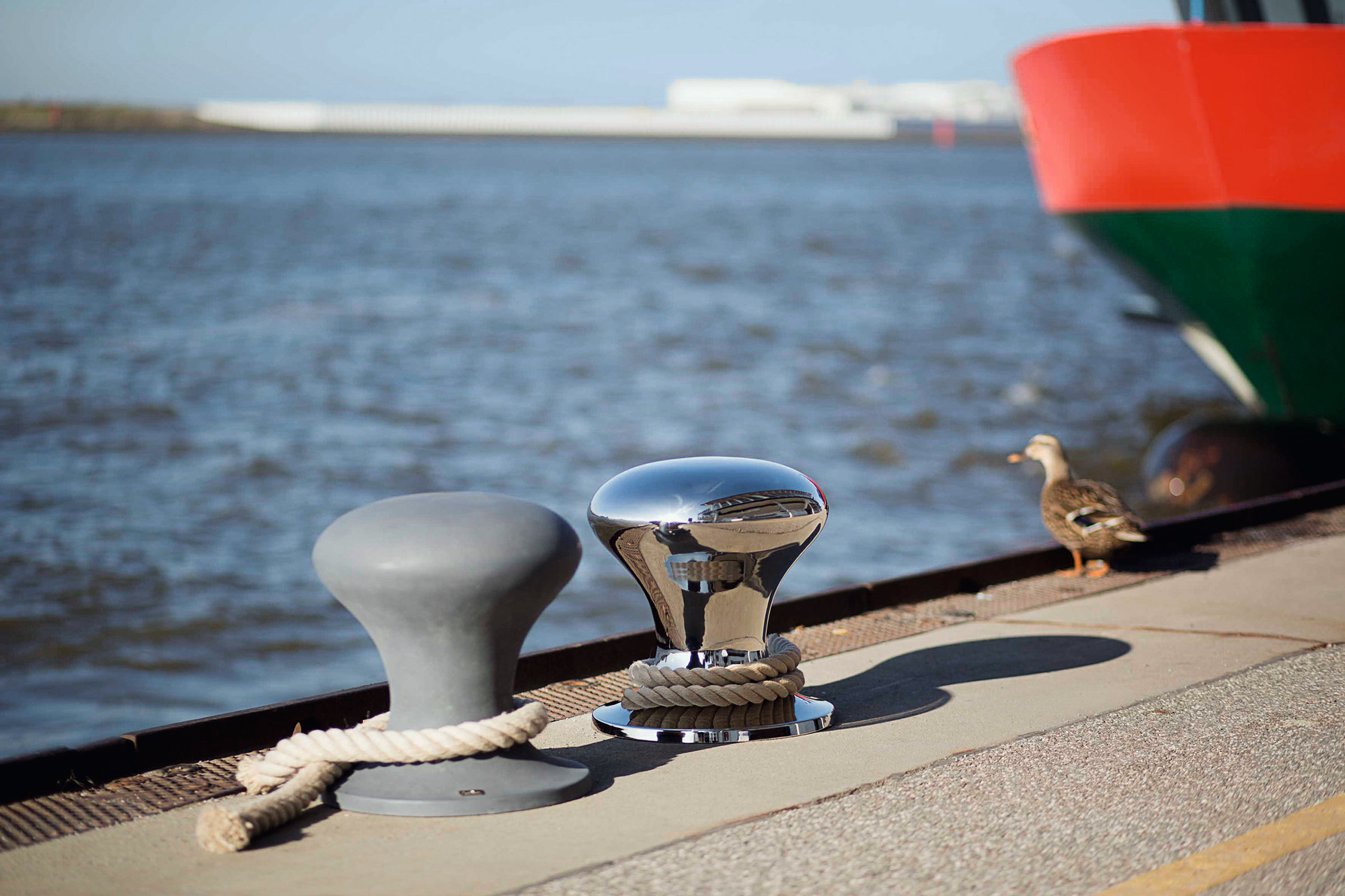 Philippi Hocker: Moderner, verchromter Design-Hocker in Form eines Schiffs-Pollers mit Seil.