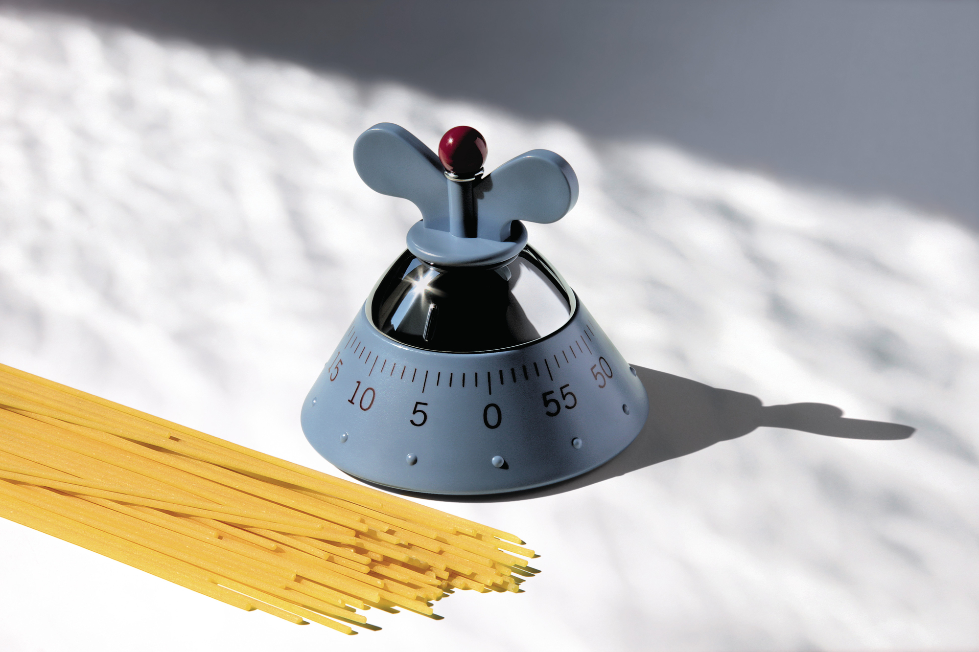 Alessi Küchenuhr/Küchenwecker in Blau mit Spaghetti, ideal für präzises Kochen und Backen.